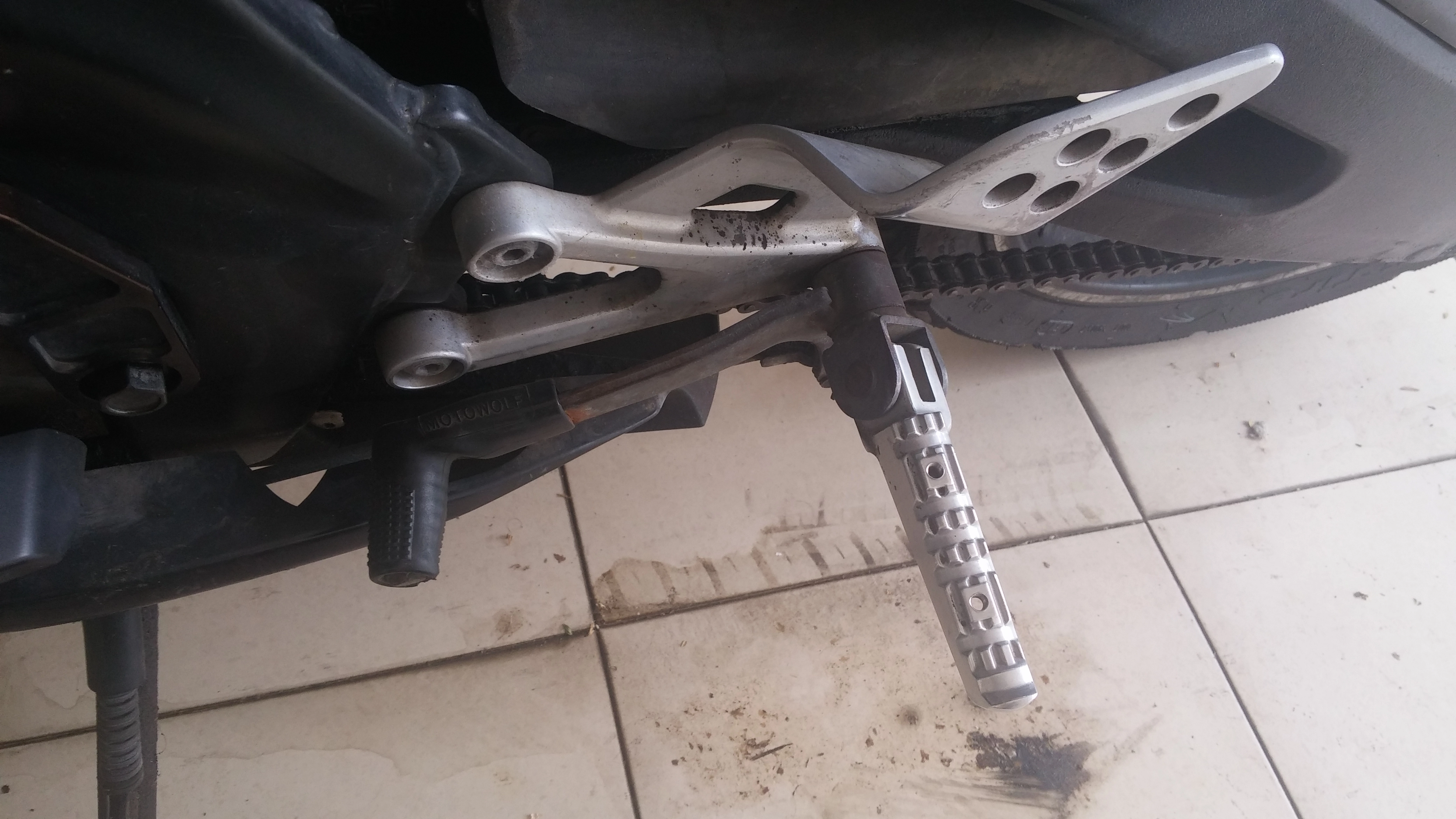 Fixing_a_Bent_Gear_Shifting_Foot_Lever_on_a_YZF-R125_Motorcycle1.webp