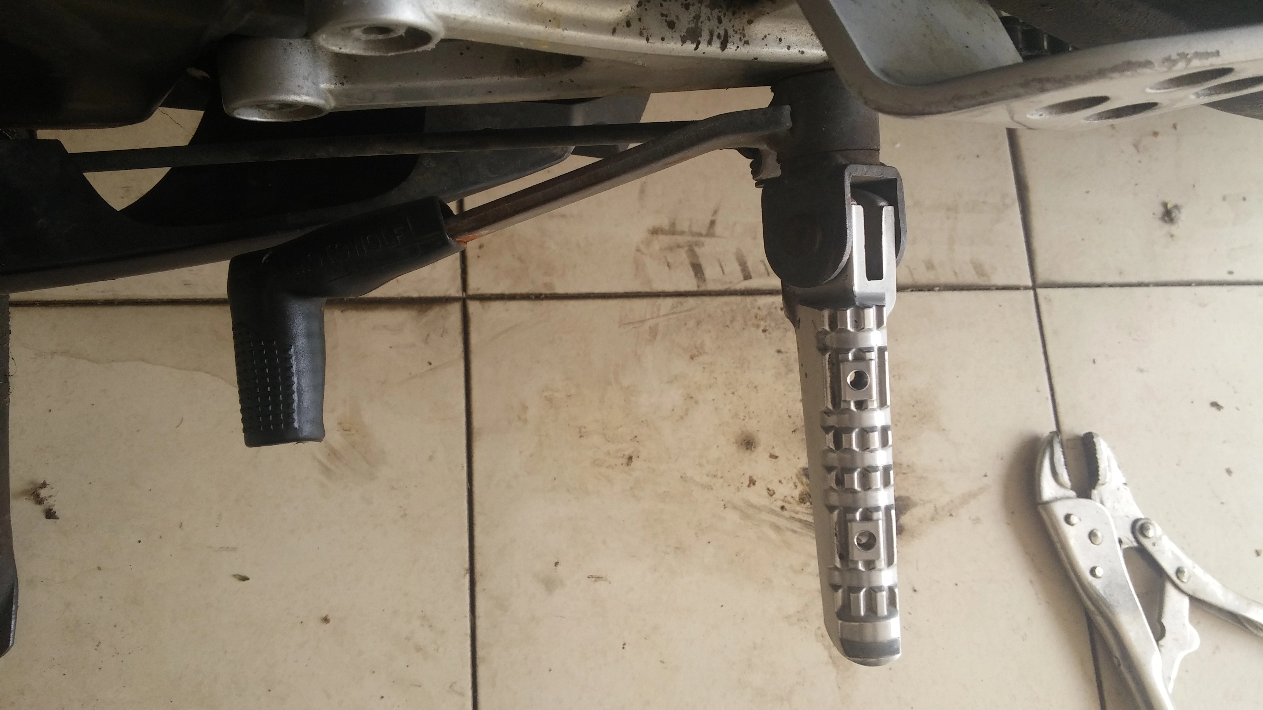 Fixing_a_Bent_Gear_Shifting_Foot_Lever_on_a_YZF-R125_Motorcycle10.webp