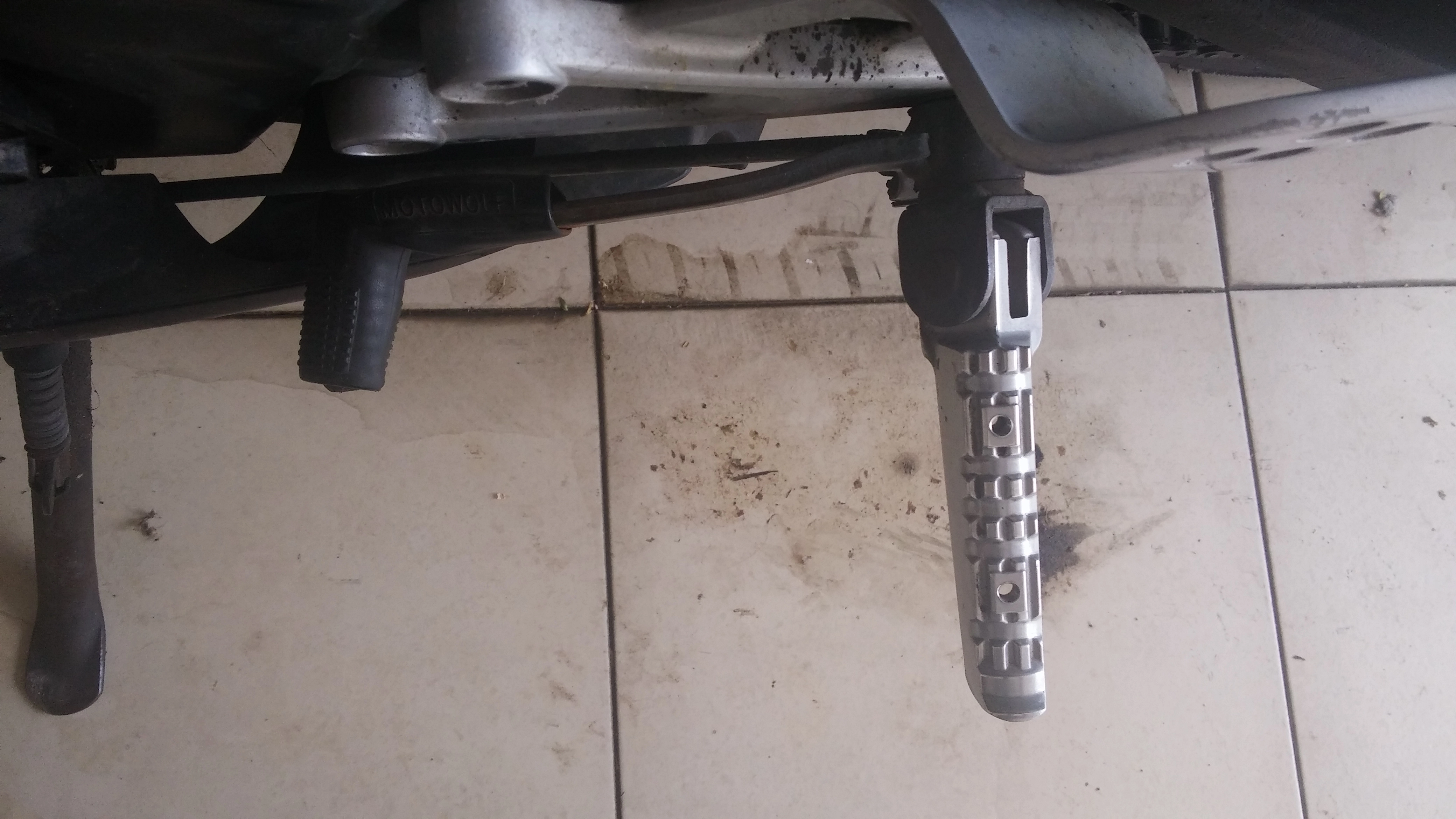 Fixing_a_Bent_Gear_Shifting_Foot_Lever_on_a_YZF-R125_Motorcycle12.webp
