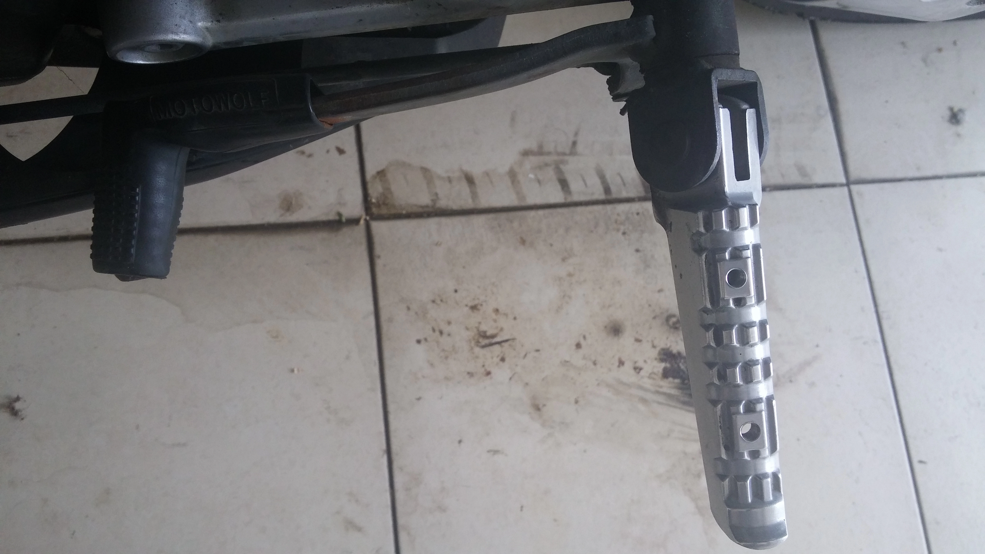 Fixing_a_Bent_Gear_Shifting_Foot_Lever_on_a_YZF-R125_Motorcycle15.webp