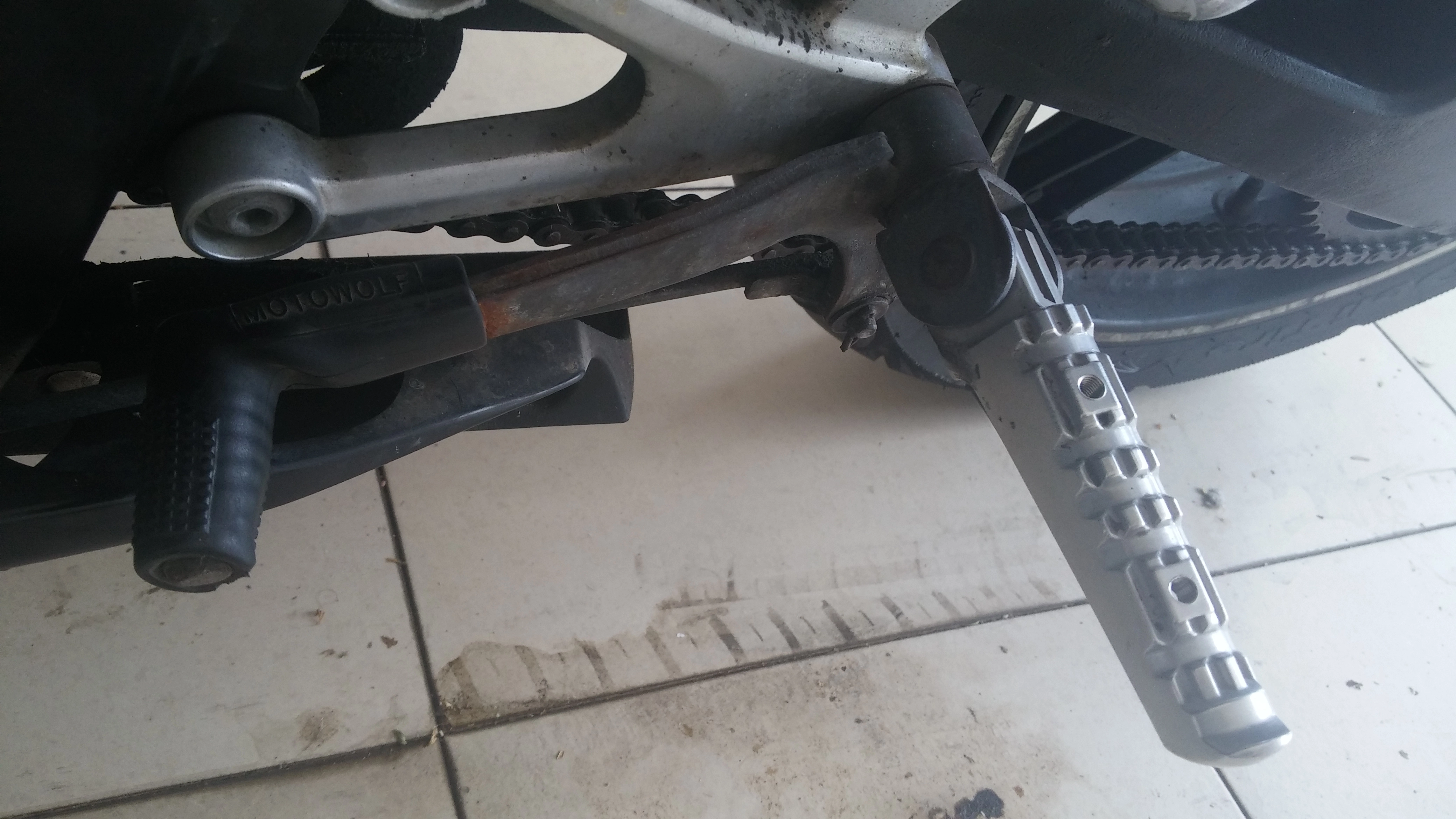 Fixing_a_Bent_Gear_Shifting_Foot_Lever_on_a_YZF-R125_Motorcycle17.webp