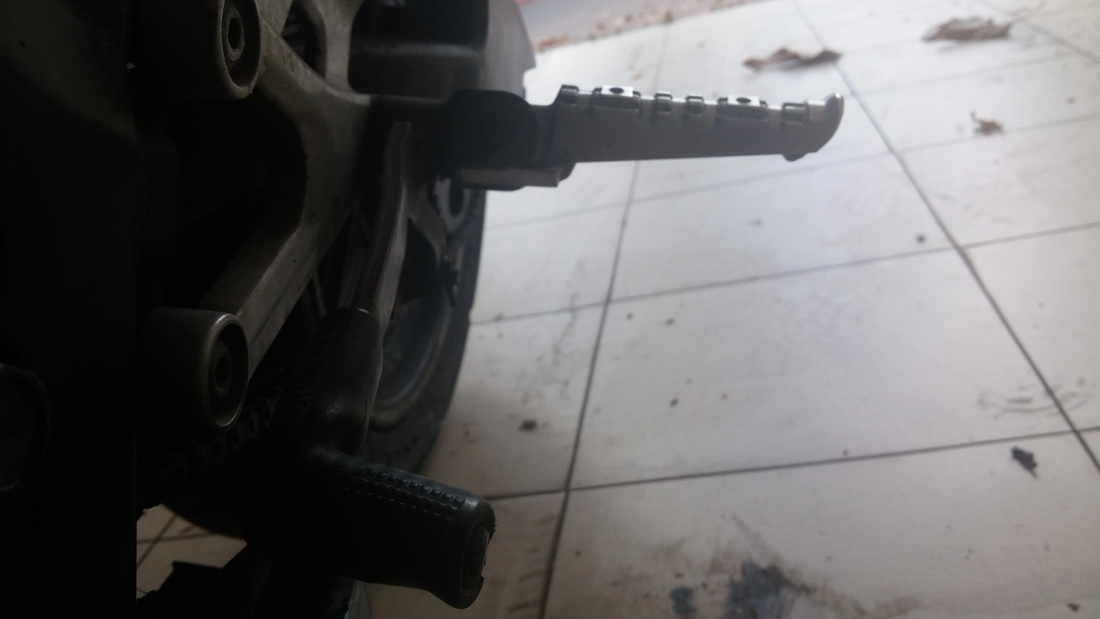 Fixing_a_Bent_Gear_Shifting_Foot_Lever_on_a_YZF-R125_Motorcycle18.webp