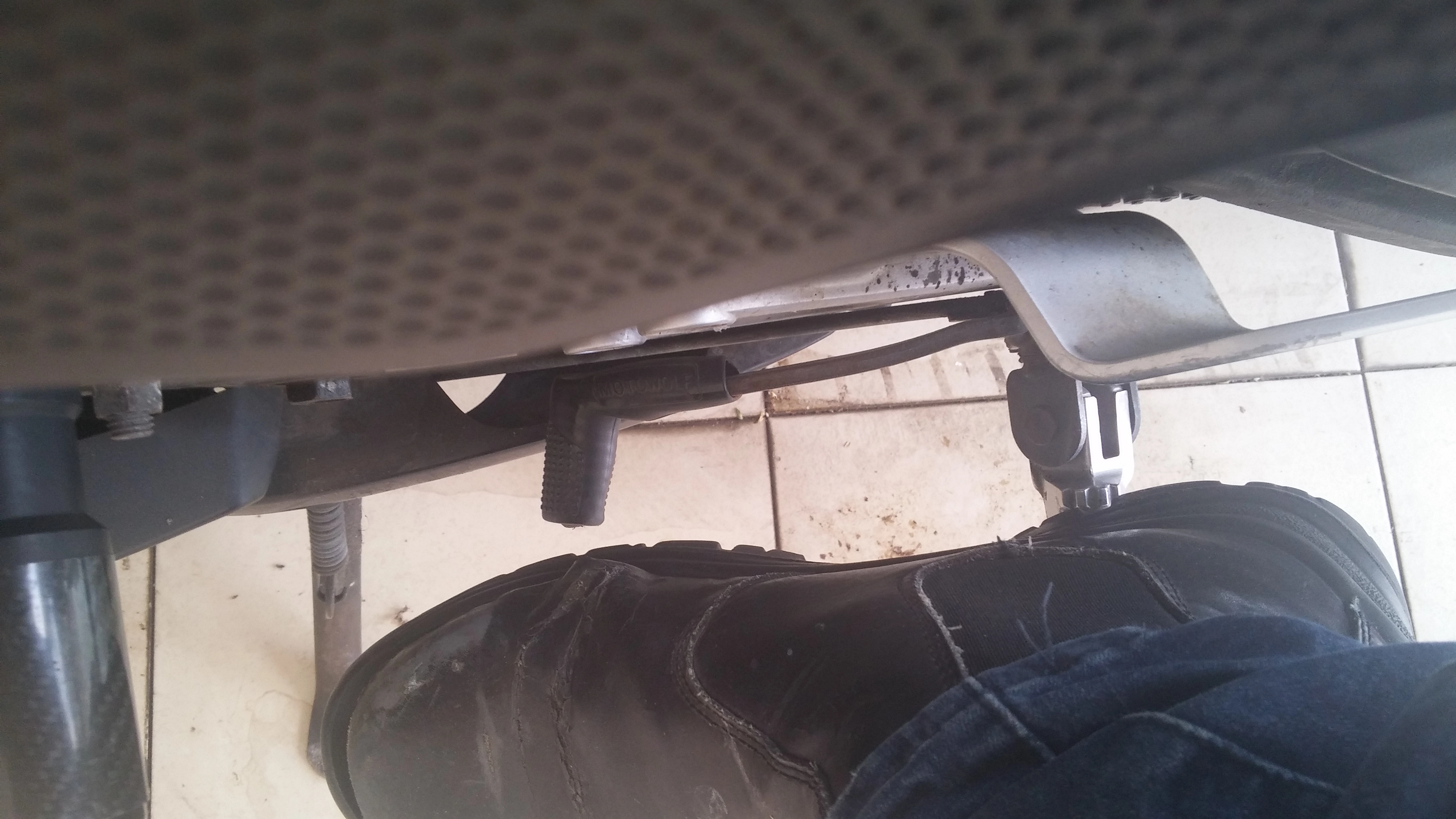 Fixing_a_Bent_Gear_Shifting_Foot_Lever_on_a_YZF-R125_Motorcycle20.webp
