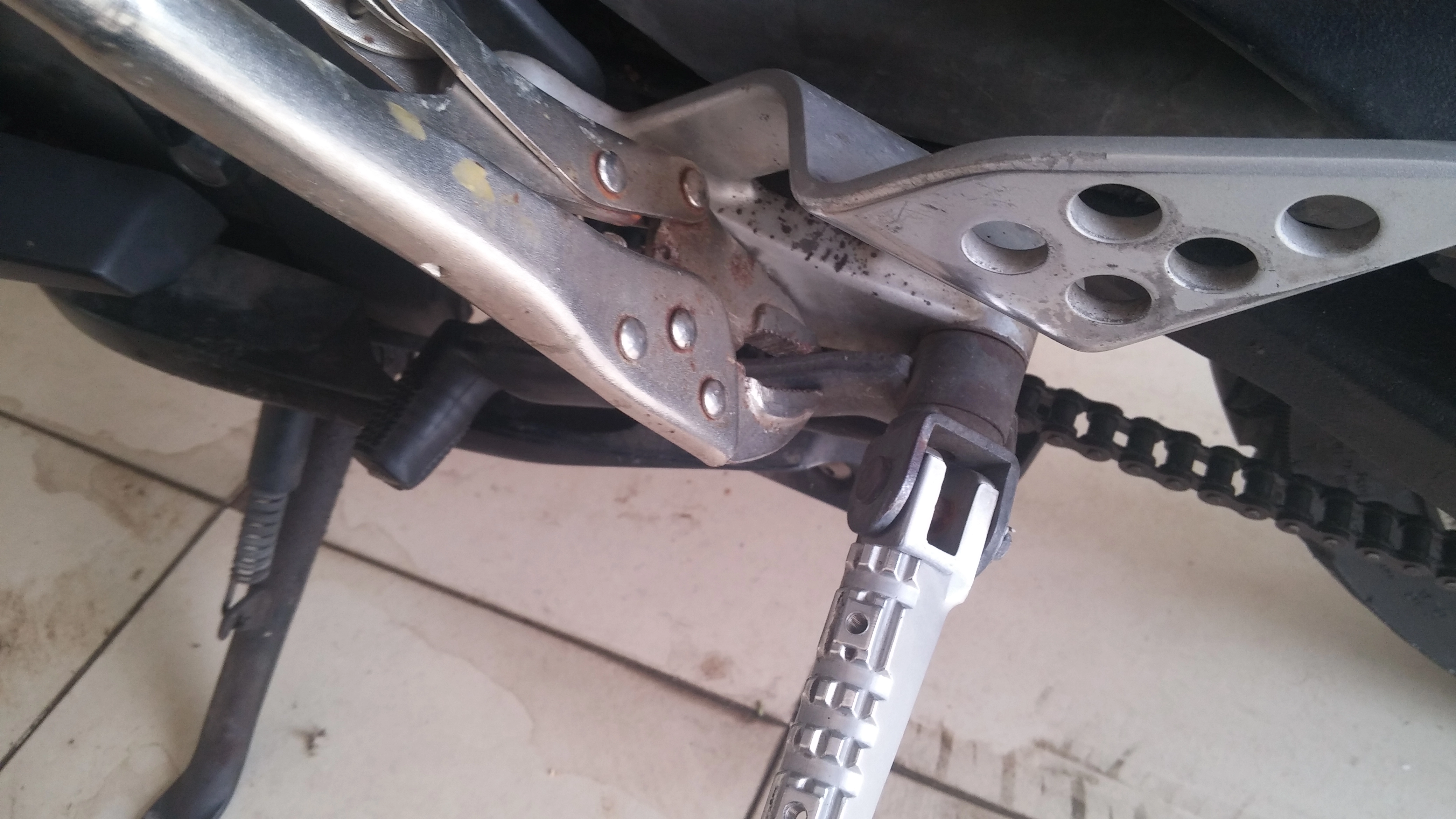 Fixing_a_Bent_Gear_Shifting_Foot_Lever_on_a_YZF-R125_Motorcycle5.webp