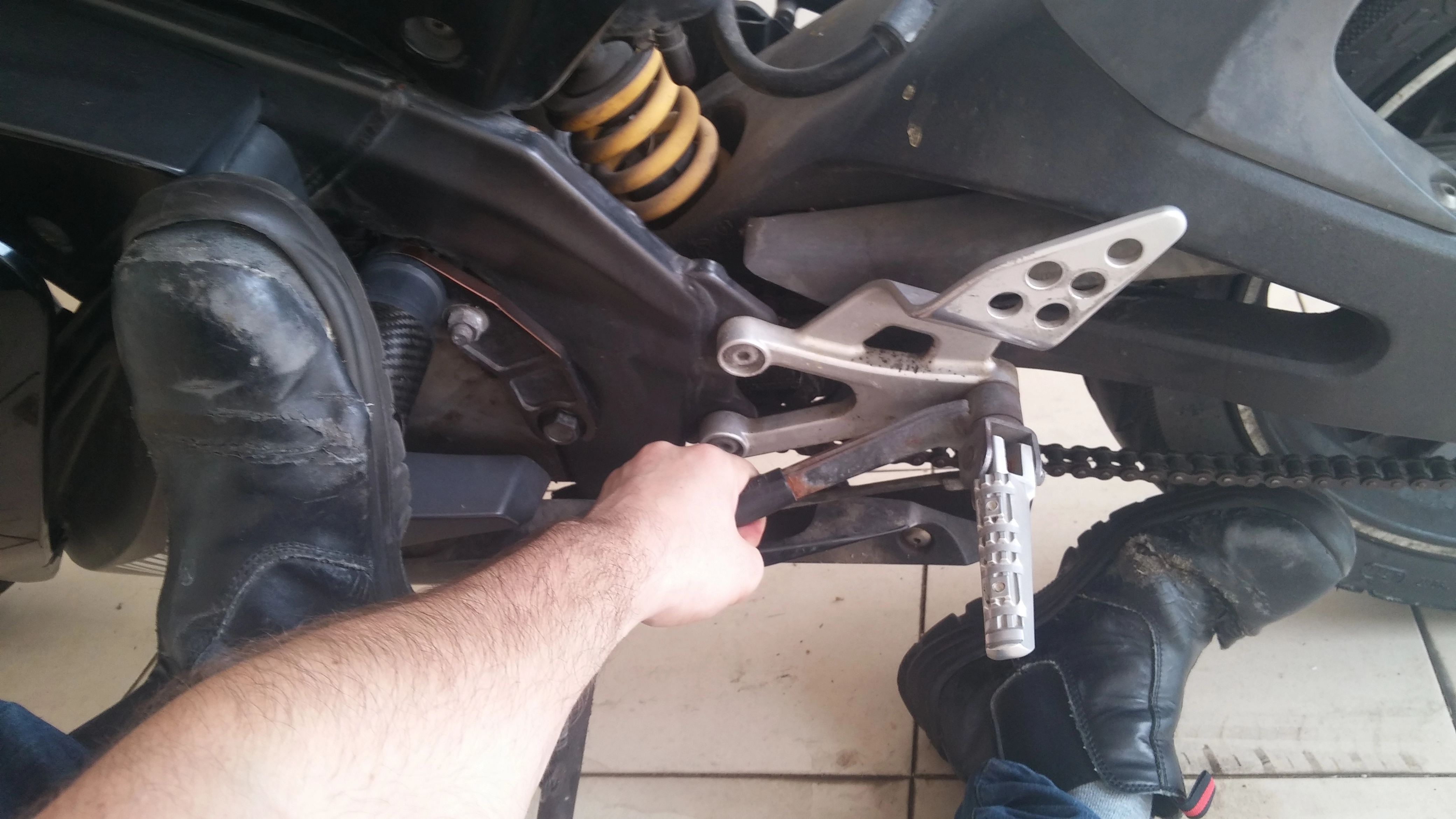 Fixing_a_Bent_Gear_Shifting_Foot_Lever_on_a_YZF-R125_Motorcycle8.webp