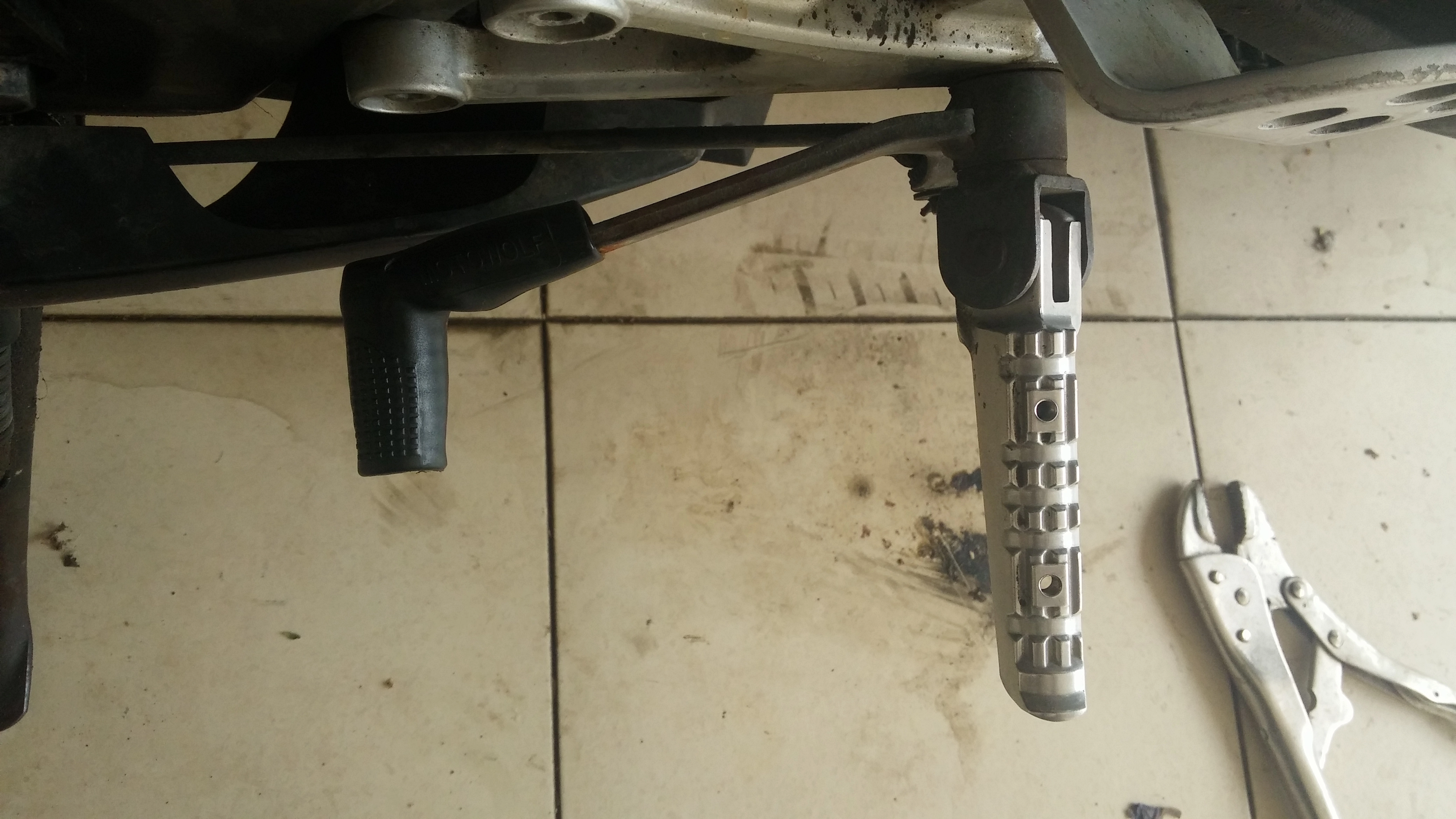 Fixing_a_Bent_Gear_Shifting_Foot_Lever_on_a_YZF-R125_Motorcycle9.webp