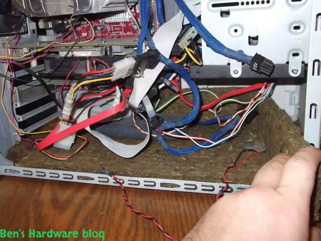 Home_Made_Computer_Case_Noise_Absorption_Solution19.webp