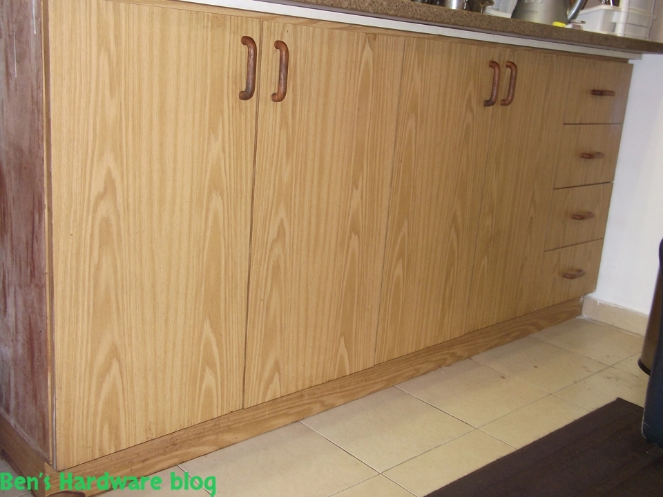 Renewing_an_old_kitchen_with_new_vinyls1.webp