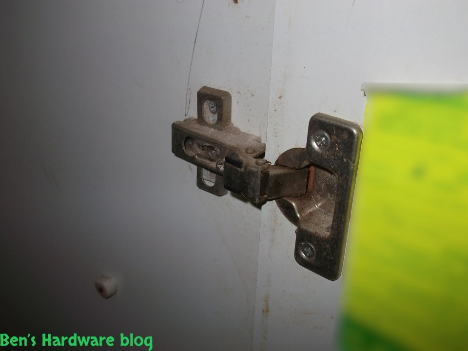 Renewing_an_old_kitchen_with_new_vinyls101.webp