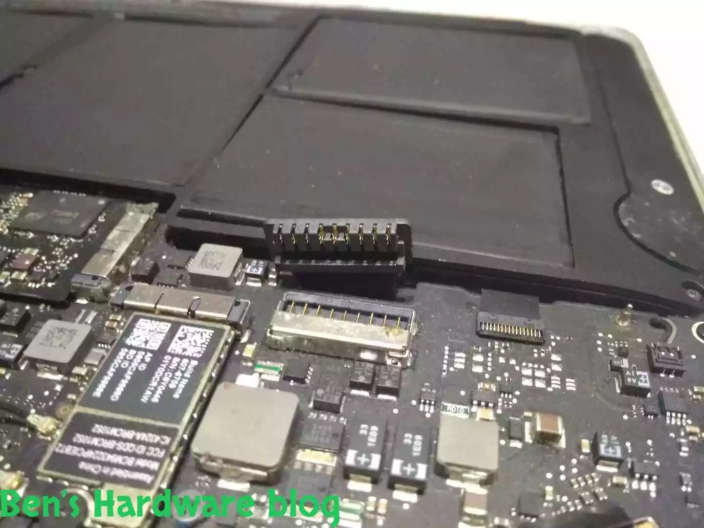 Replacing_a_Battery_for_a_MacBook_Air_20090102.webp
