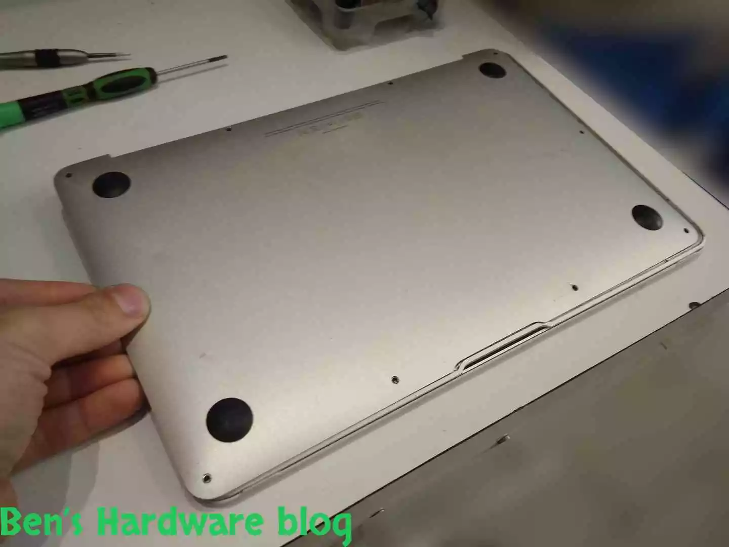 Replacing_a_Battery_for_a_MacBook_Air_2009014.webp