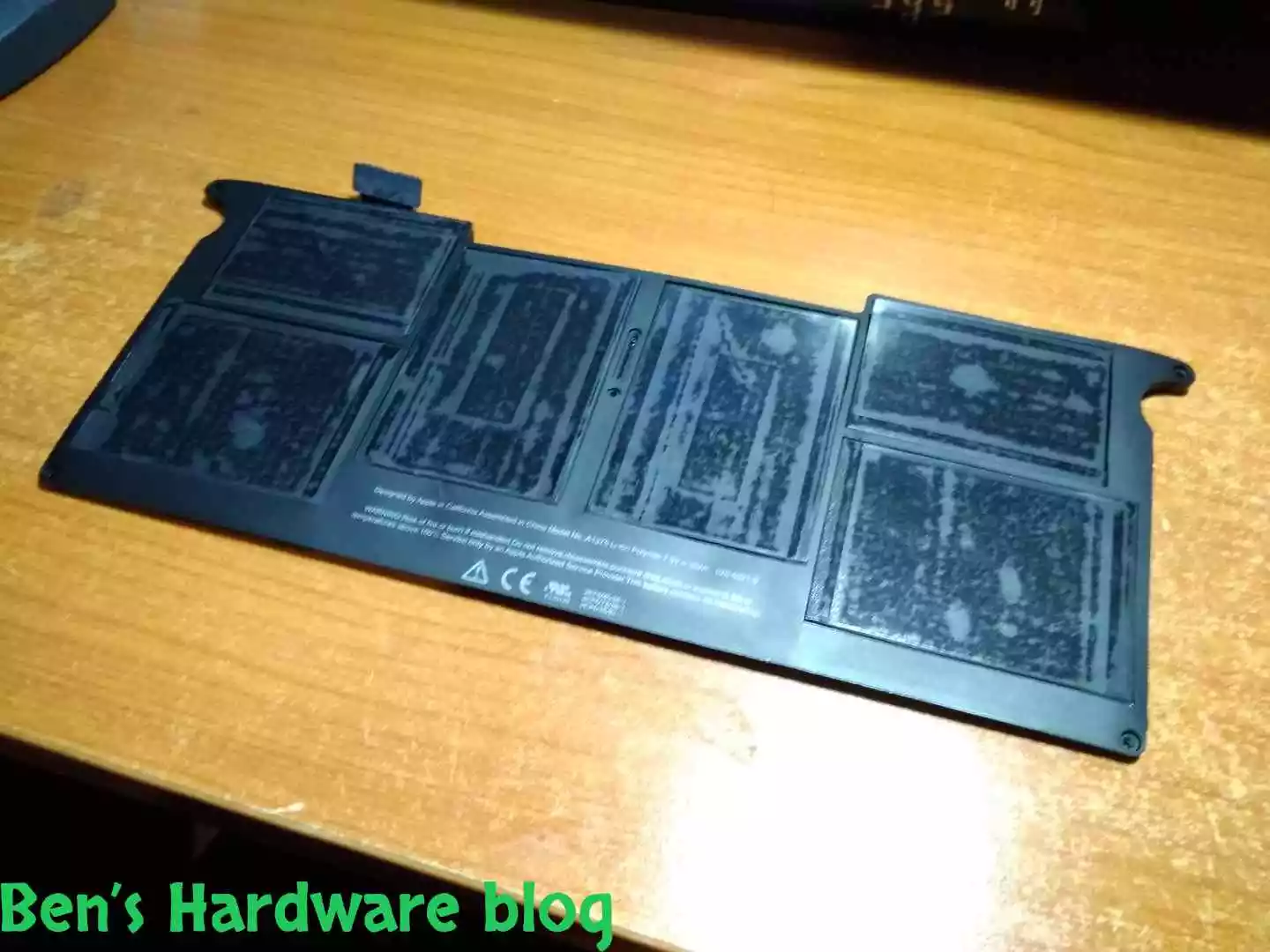 Replacing_a_Battery_for_a_MacBook_Air_2009025.webp