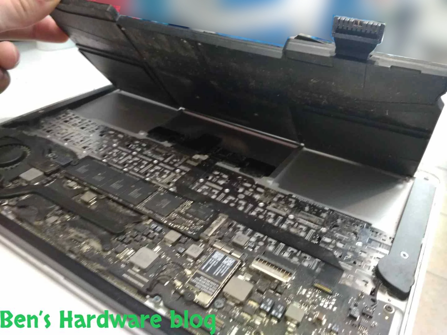 Replacing_a_Battery_for_a_MacBook_Air_200903.webp