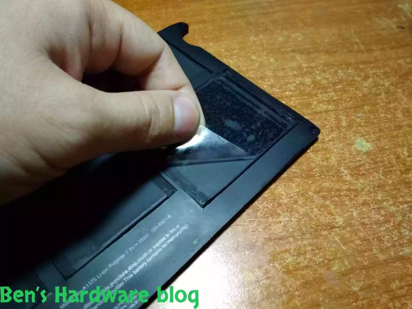 Replacing_a_Battery_for_a_MacBook_Air_2009047.webp