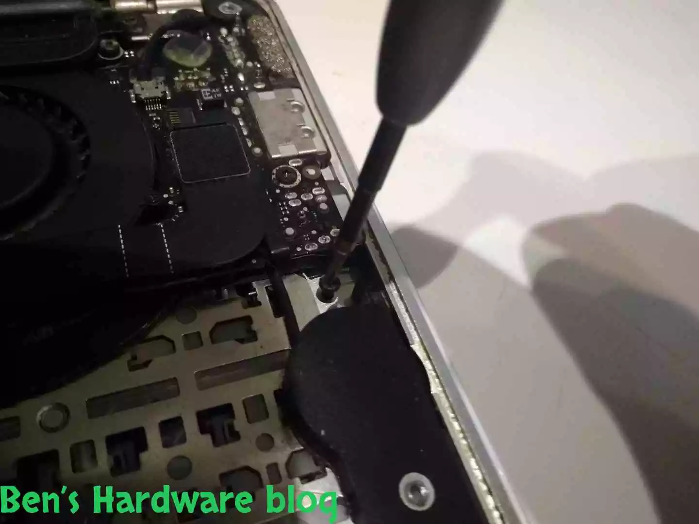 Replacing_a_Battery_for_a_MacBook_Air_2009069.webp