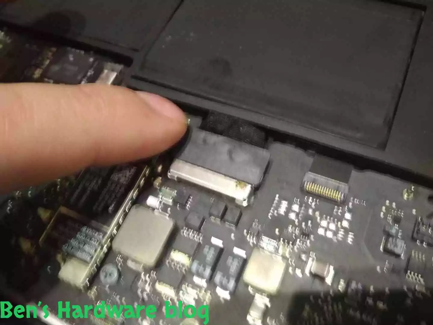 Replacing_a_Battery_for_a_MacBook_Air_20091103.webp