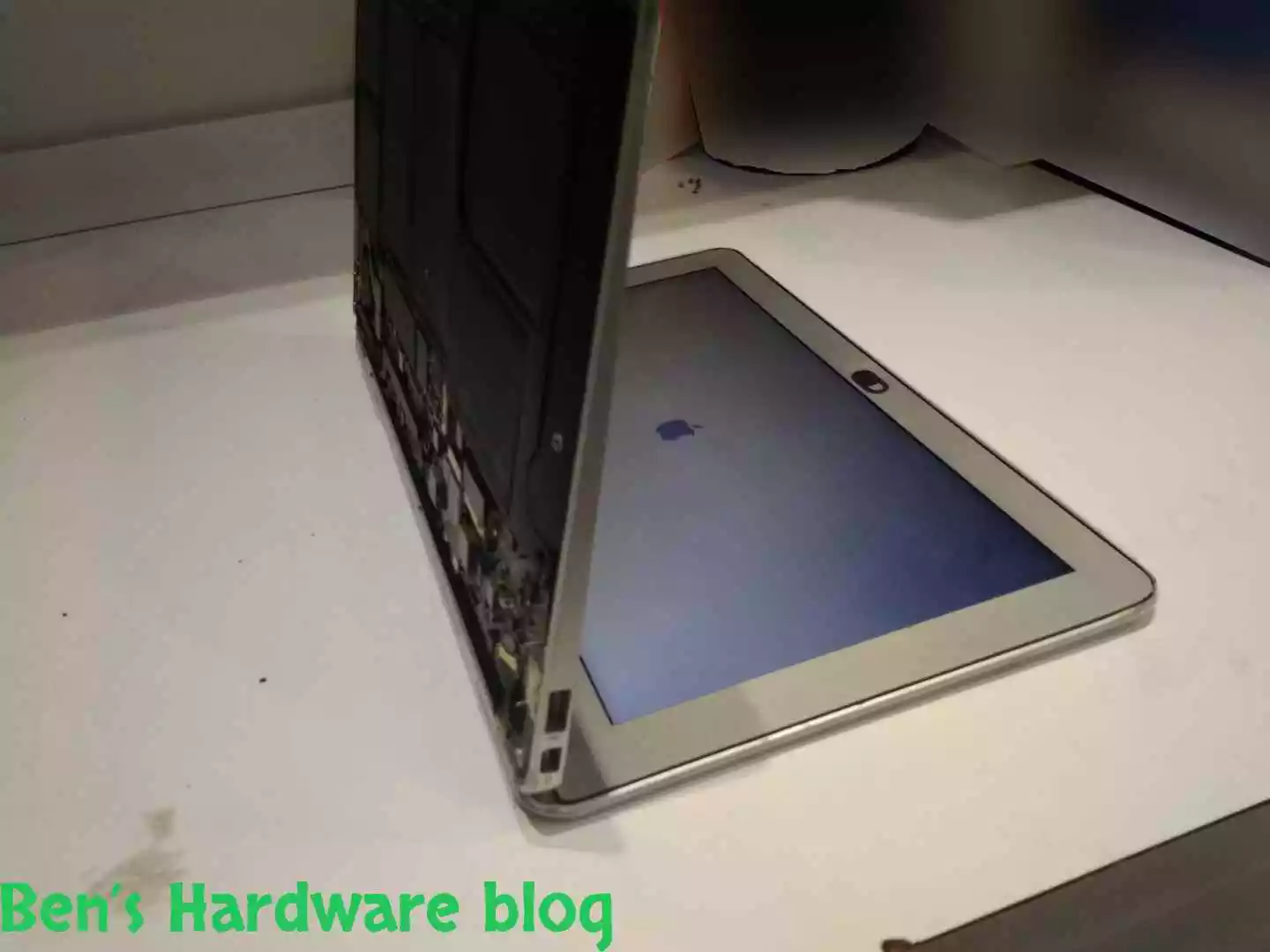 Replacing_a_Battery_for_a_MacBook_Air_20091115.webp