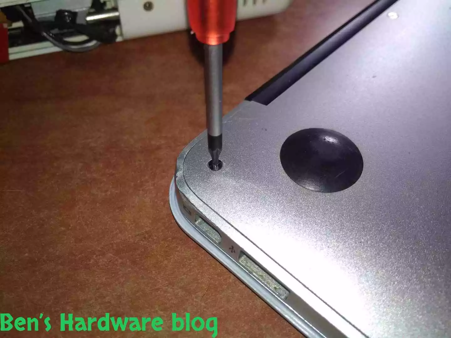 Replacing_a_Battery_for_a_MacBook_Air_2009119.webp