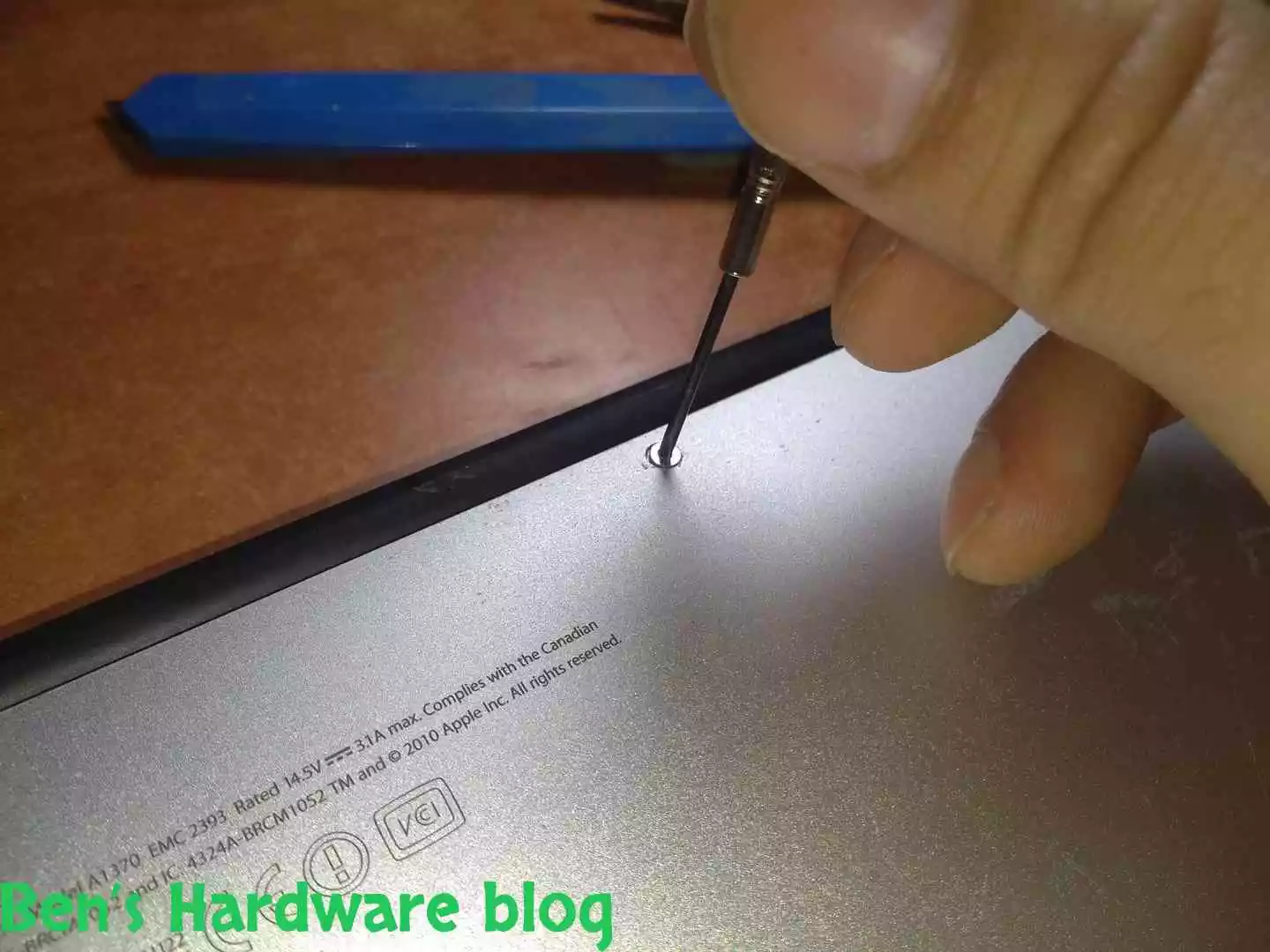 Replacing_a_Battery_for_a_MacBook_Air_2009127.webp