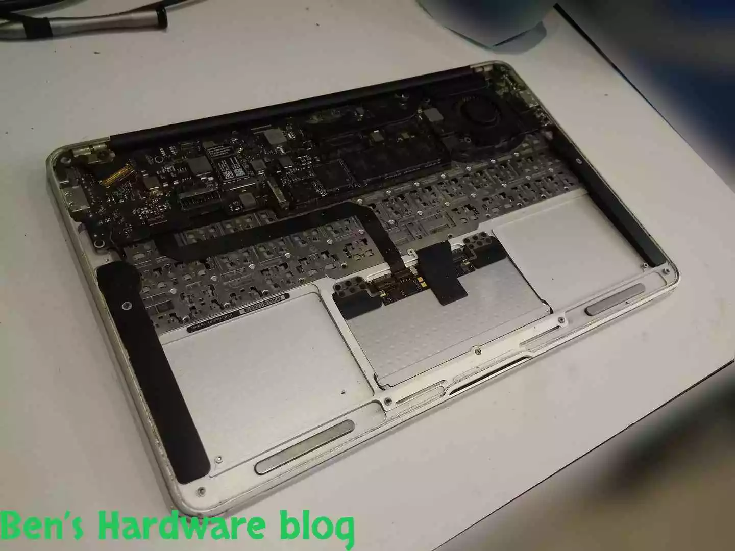 Replacing_a_Battery_for_a_MacBook_Air_200914.webp
