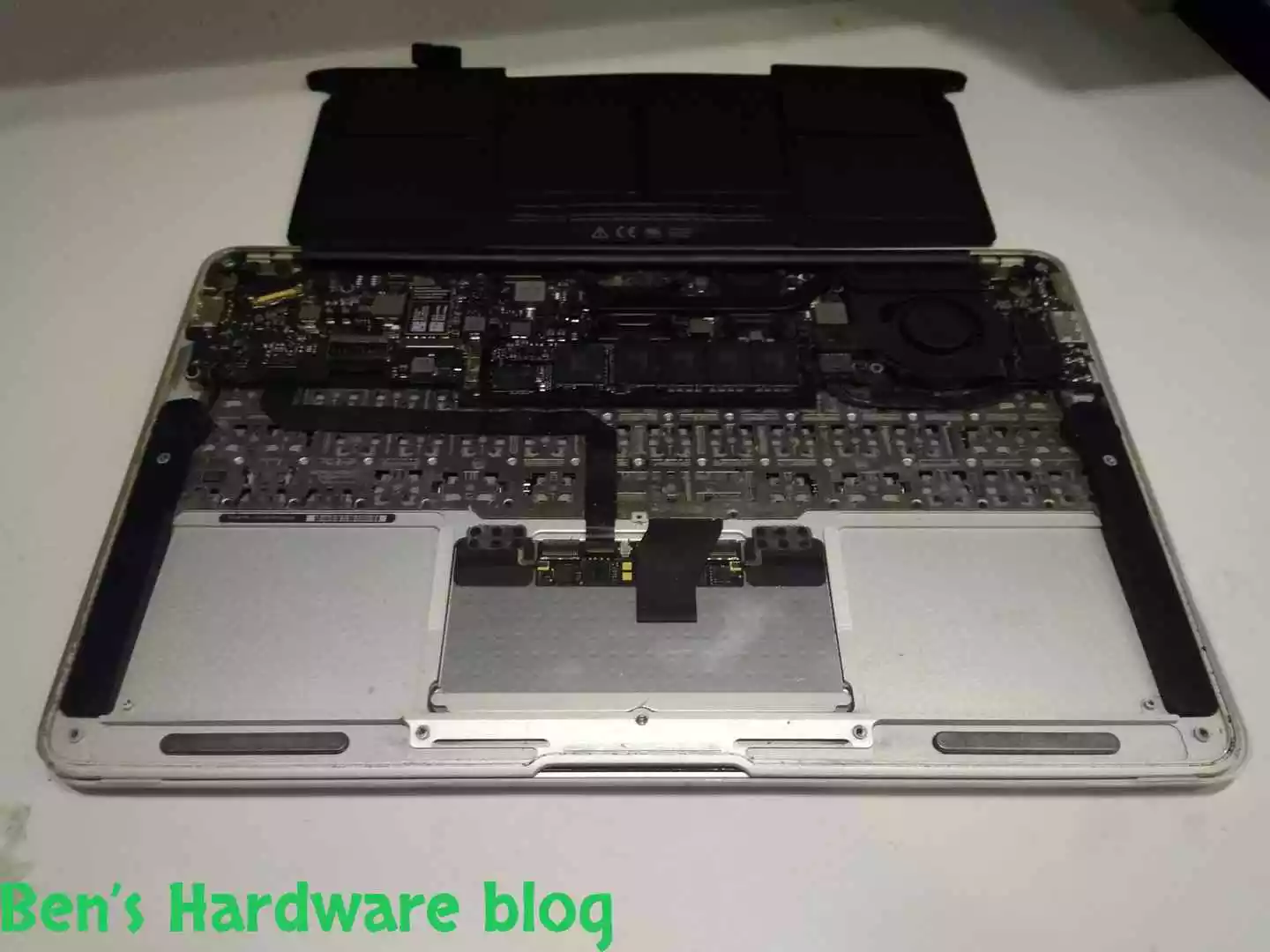 Replacing_a_Battery_for_a_MacBook_Air_2009170.webp