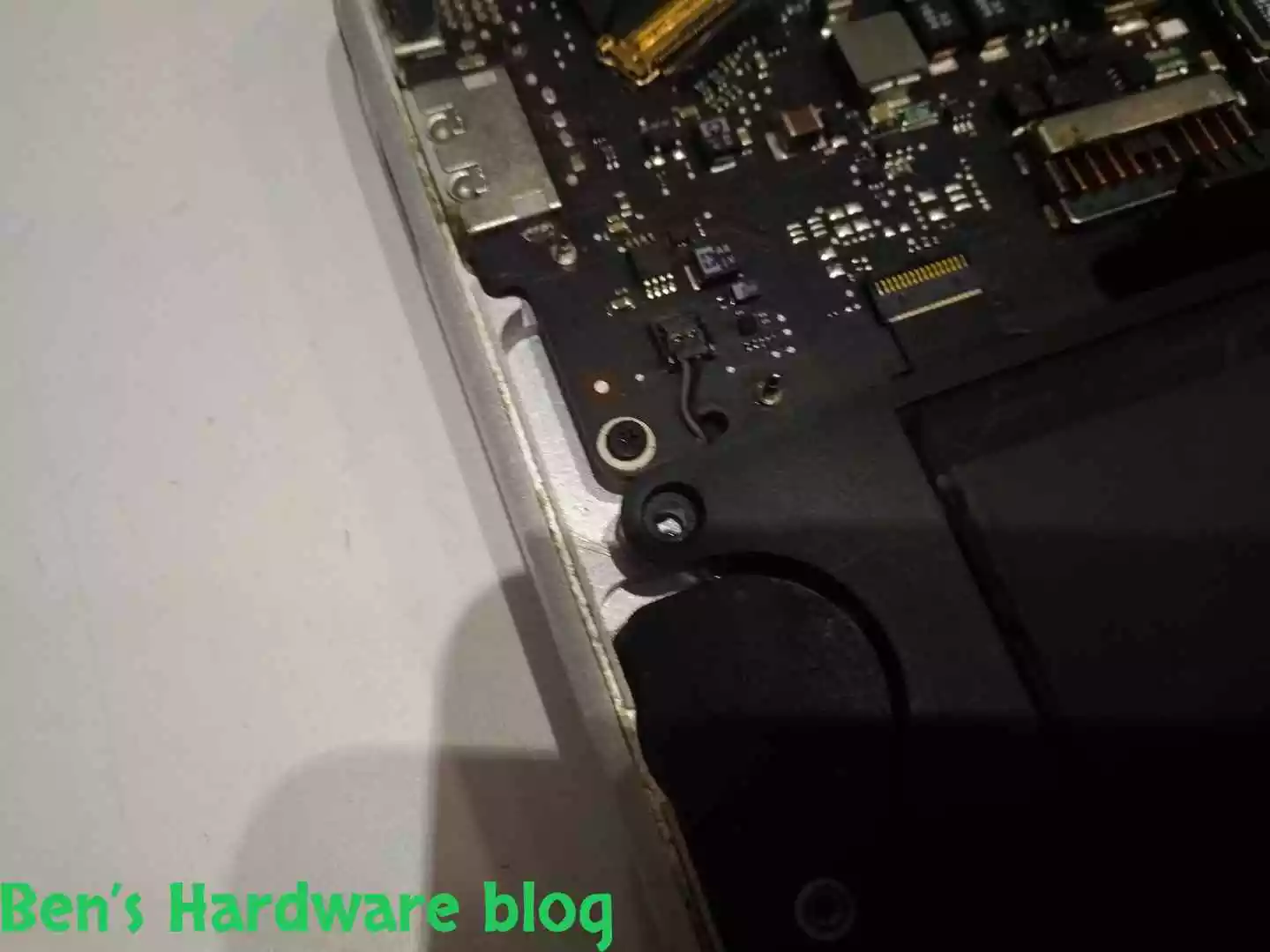 Replacing_a_Battery_for_a_MacBook_Air_2009181.webp