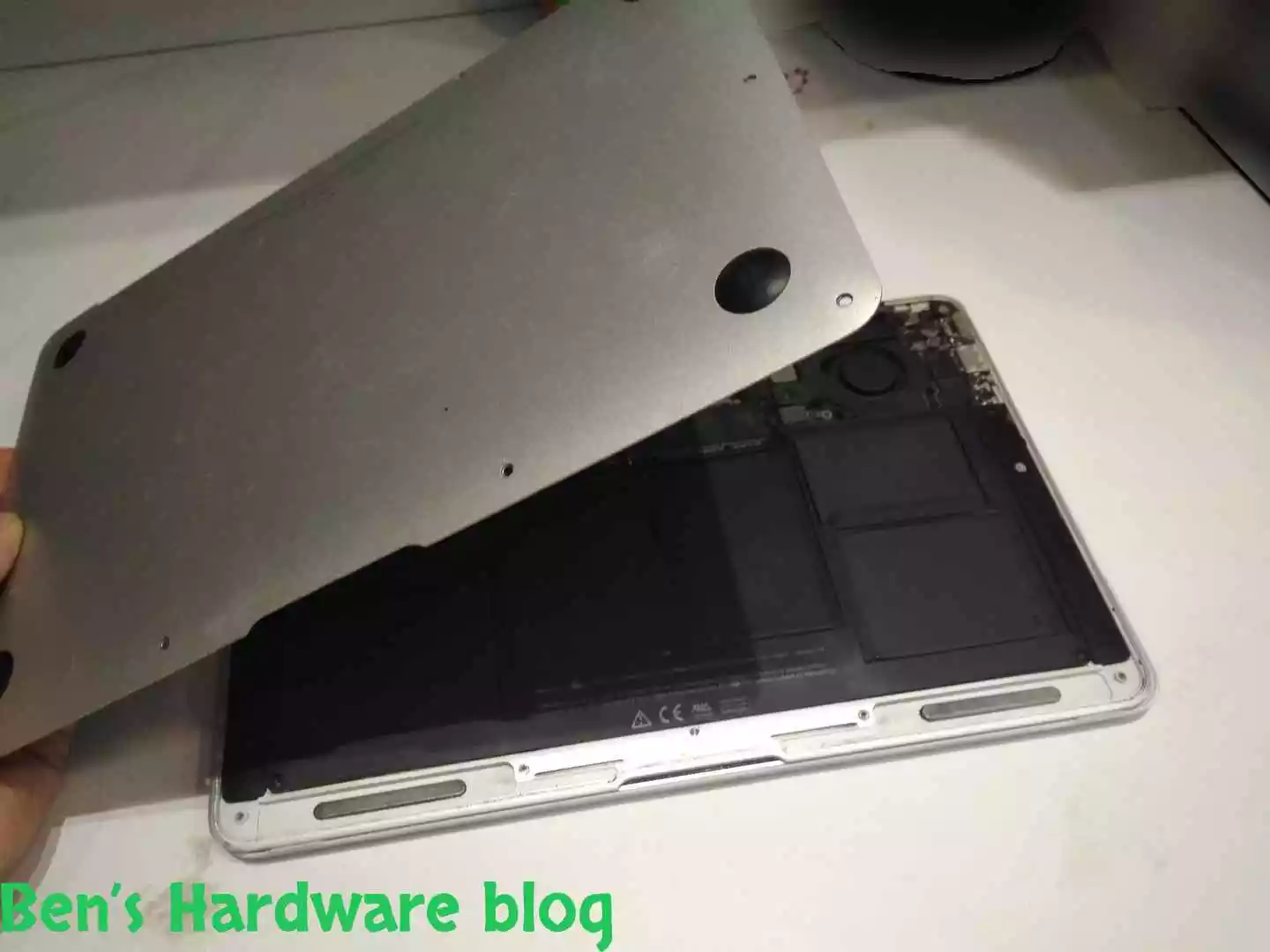 Replacing_a_Battery_for_a_MacBook_Air_20092116.webp