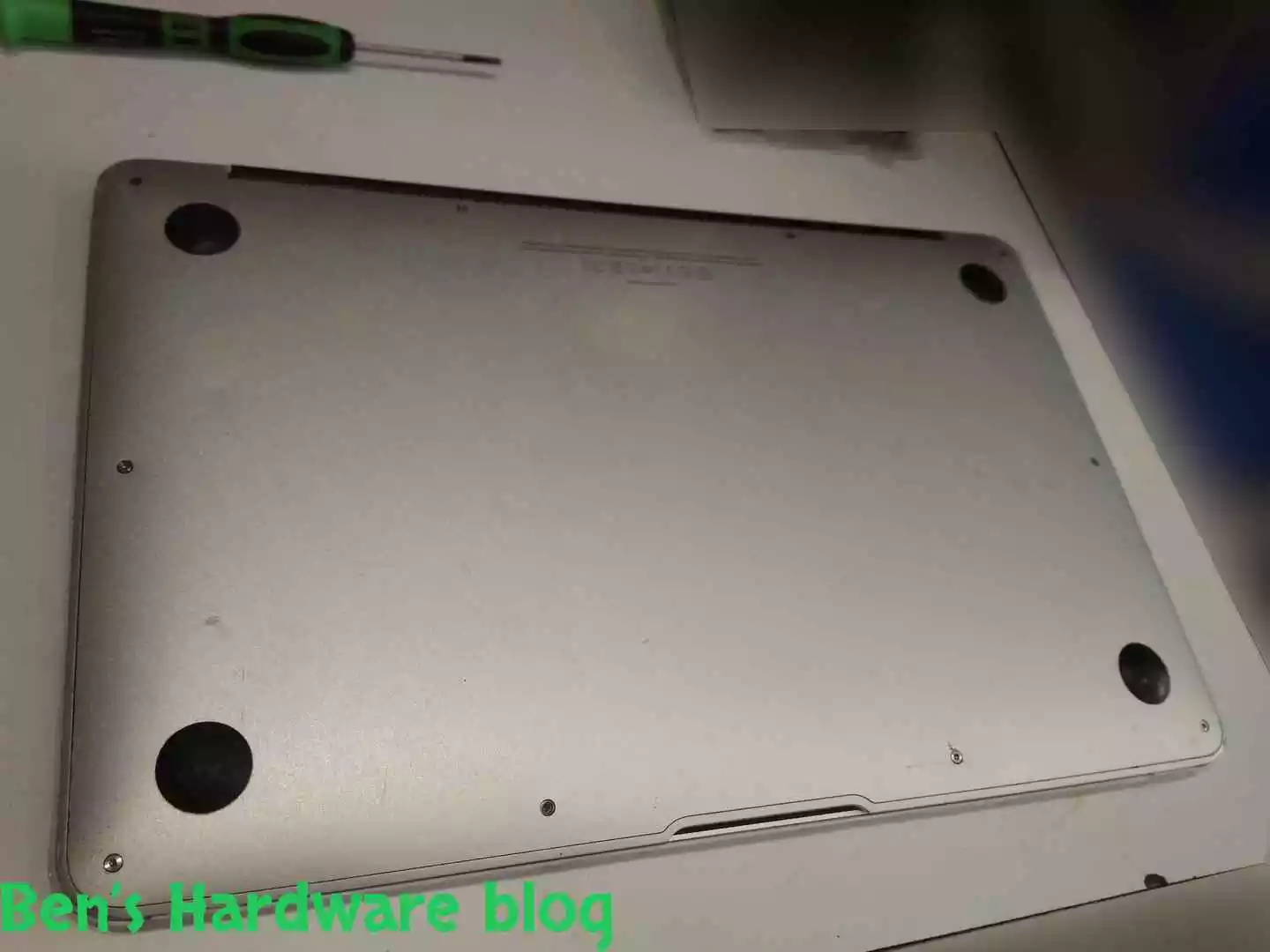 Replacing_a_Battery_for_a_MacBook_Air_2009216.webp