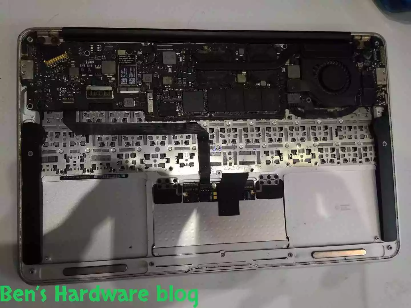 Replacing_a_Battery_for_a_MacBook_Air_200925.webp