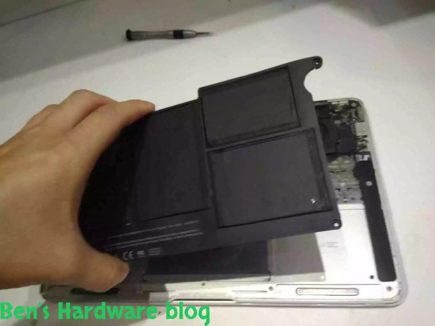 Replacing_a_Battery_for_a_MacBook_Air_2009260.webp