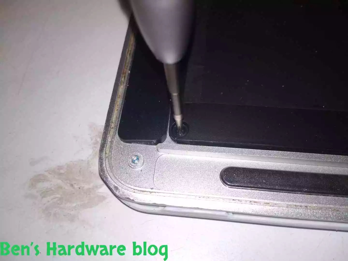 Replacing_a_Battery_for_a_MacBook_Air_2009293.webp
