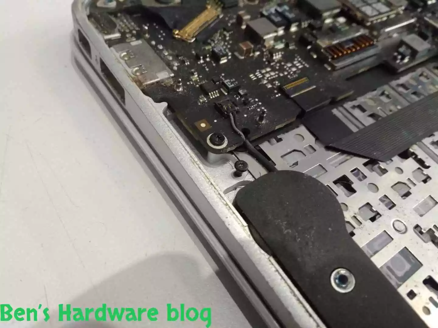 Replacing_a_Battery_for_a_MacBook_Air_200936.webp