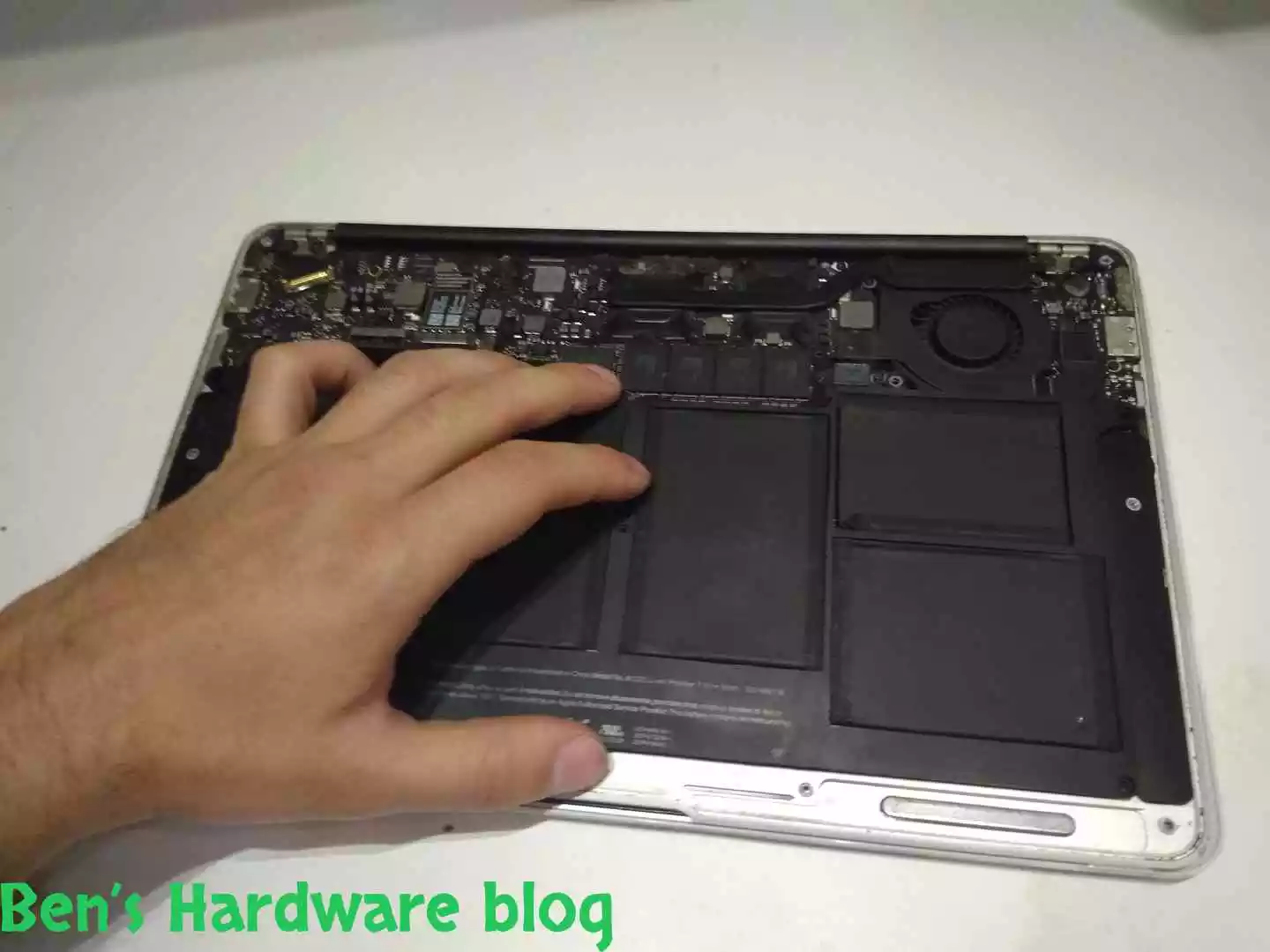Replacing_a_Battery_for_a_MacBook_Air_2009361.webp