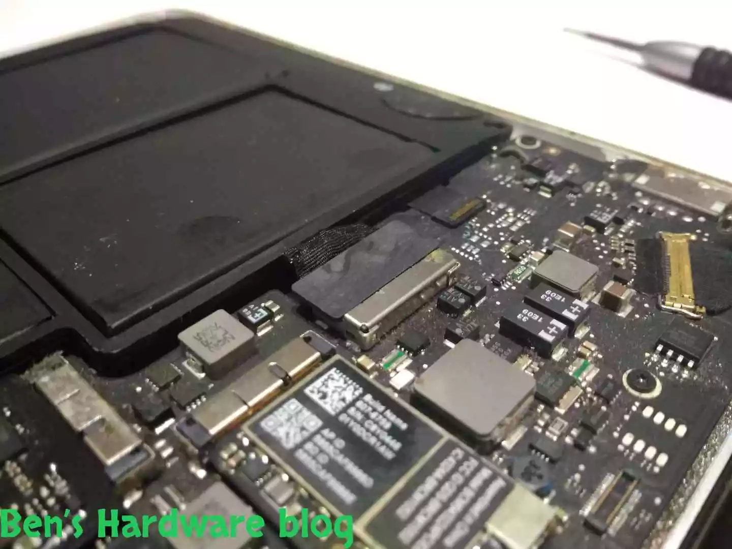 Replacing_a_Battery_for_a_MacBook_Air_20094106.webp