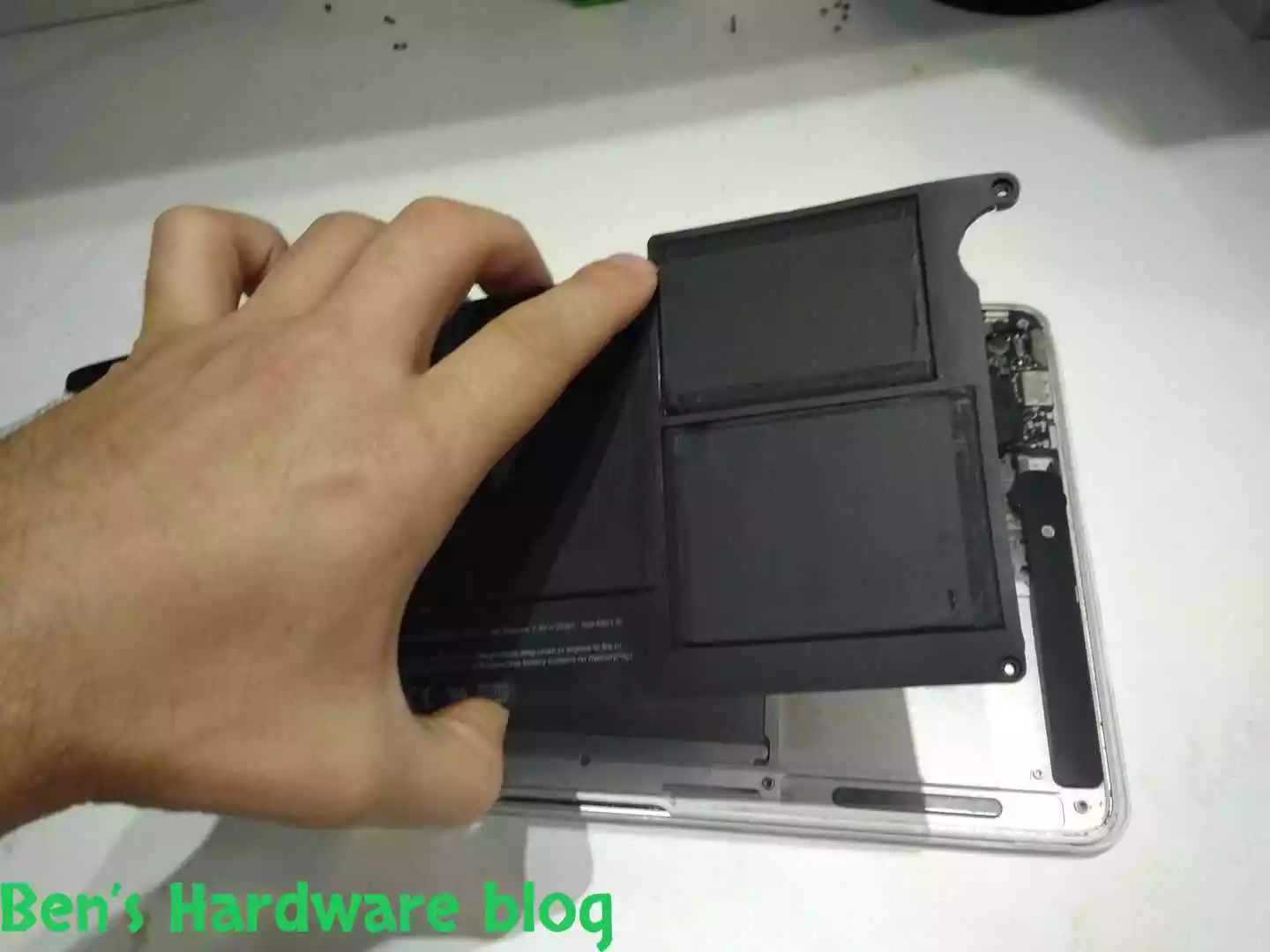 Replacing_a_Battery_for_a_MacBook_Air_2009473.webp