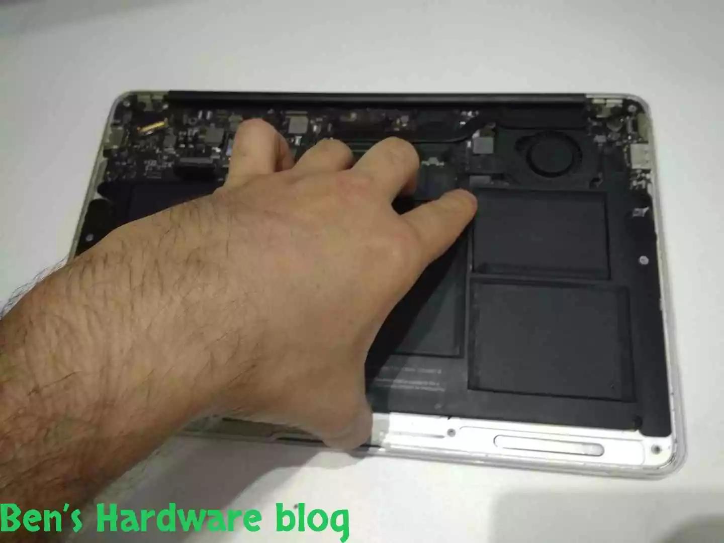 Replacing_a_Battery_for_a_MacBook_Air_2009574.webp