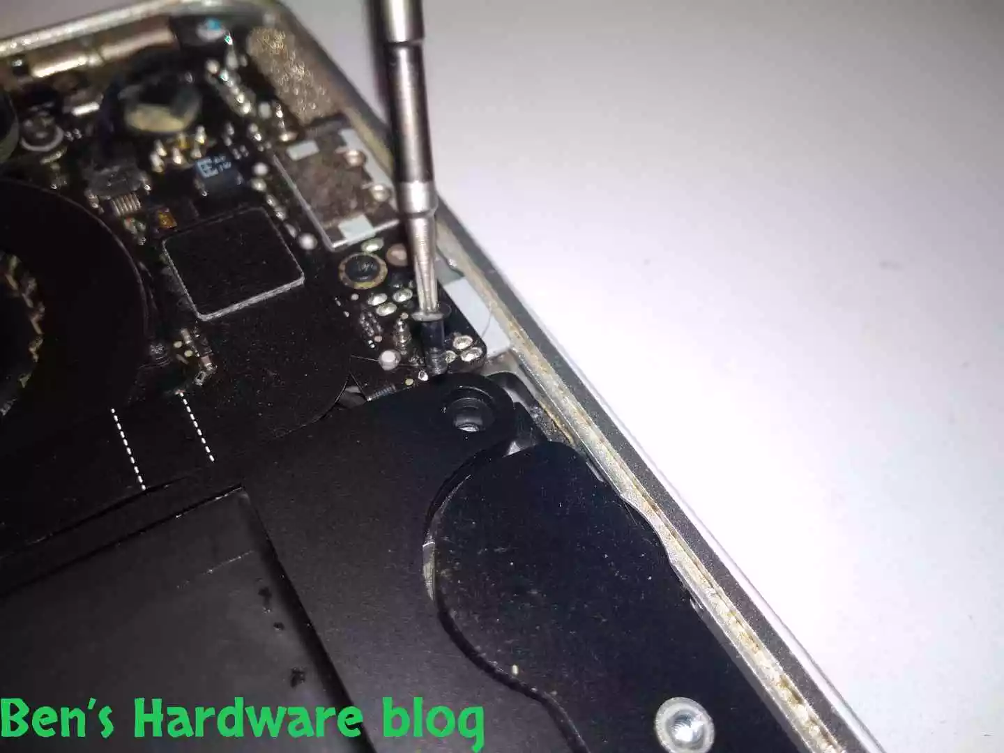 Replacing_a_Battery_for_a_MacBook_Air_2009686.webp