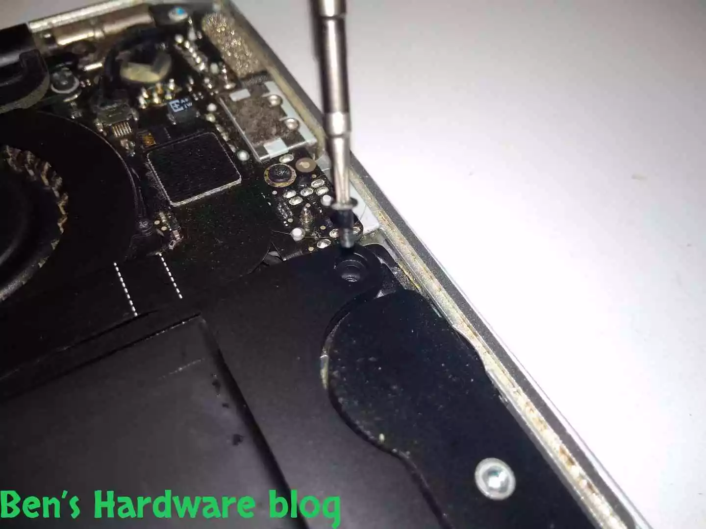 Replacing_a_Battery_for_a_MacBook_Air_2009787.webp