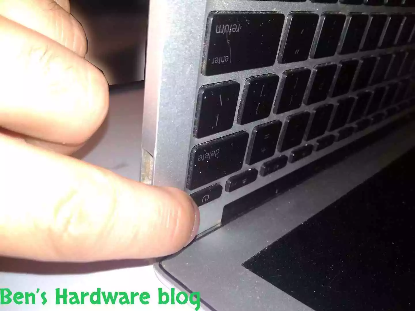 Replacing_a_Battery_for_a_MacBook_Air_20098110.webp