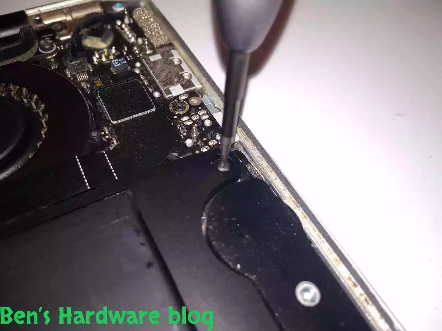 Replacing_a_Battery_for_a_MacBook_Air_2009888.webp