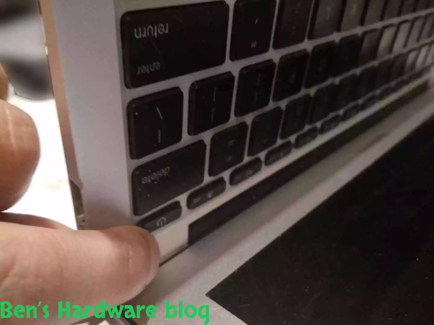 Replacing_a_Battery_for_a_MacBook_Air_20099111.webp