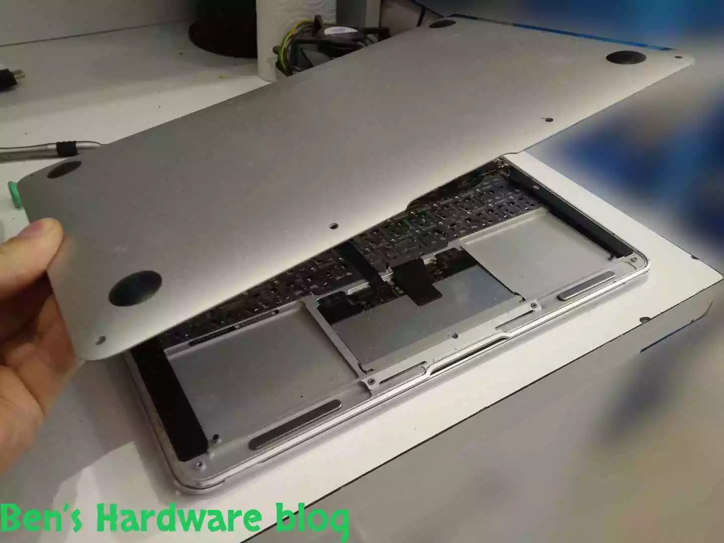 Replacing_a_Battery_for_a_MacBook_Air_2009912.webp