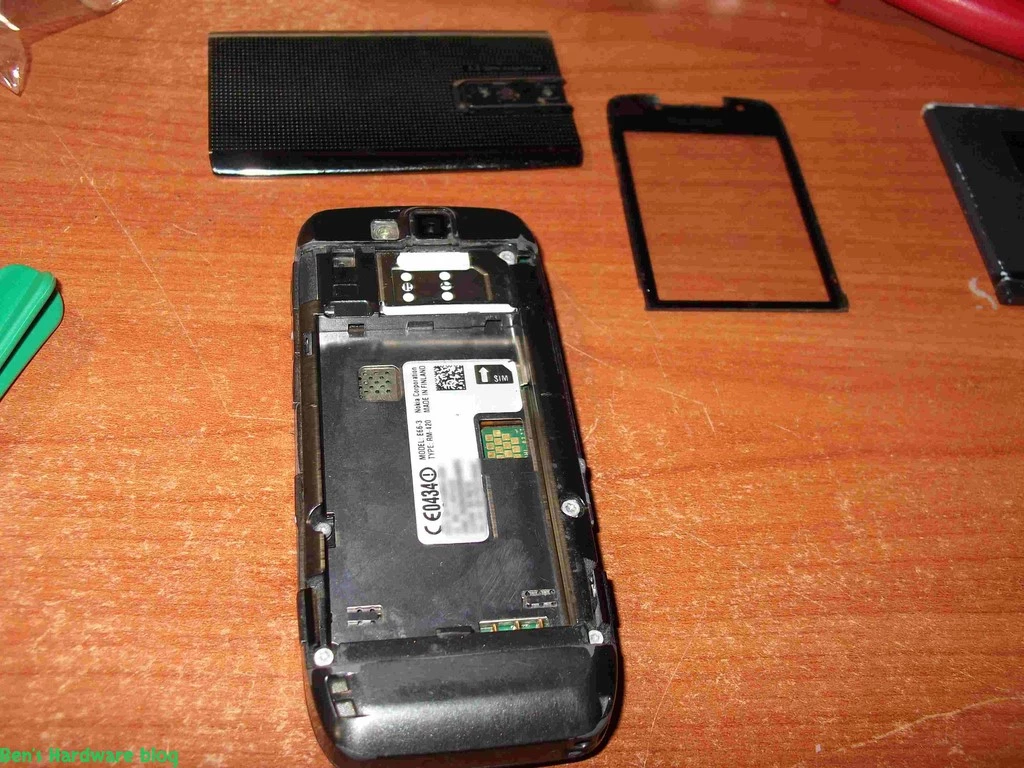 Replacing_a_Nokia_E66s_case10.webp