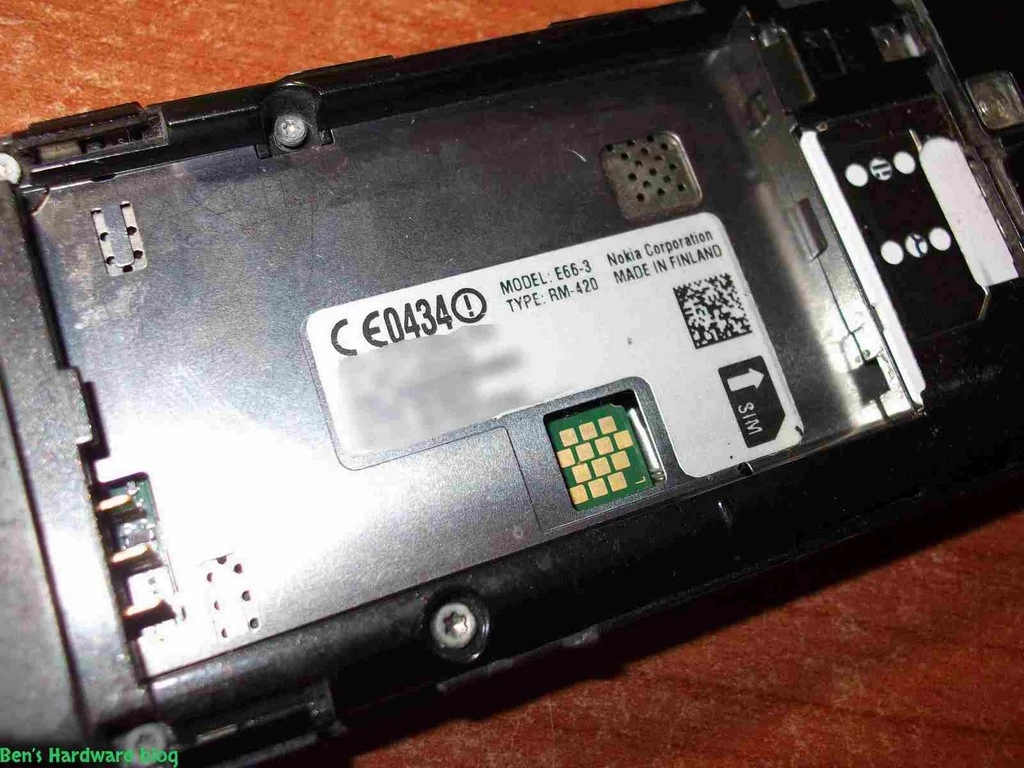 Replacing_a_Nokia_E66s_case11.webp