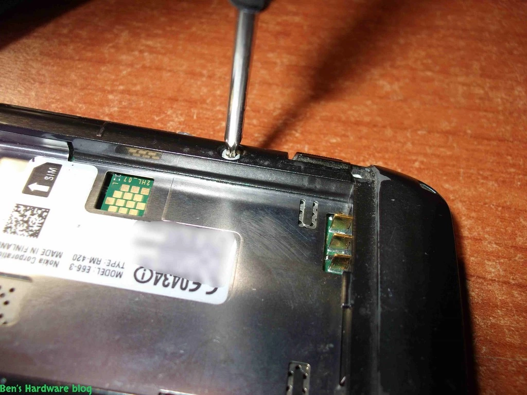Replacing_a_Nokia_E66s_case13.webp
