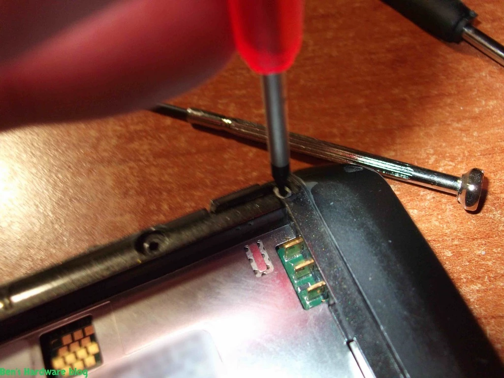 Replacing_a_Nokia_E66s_case17.webp