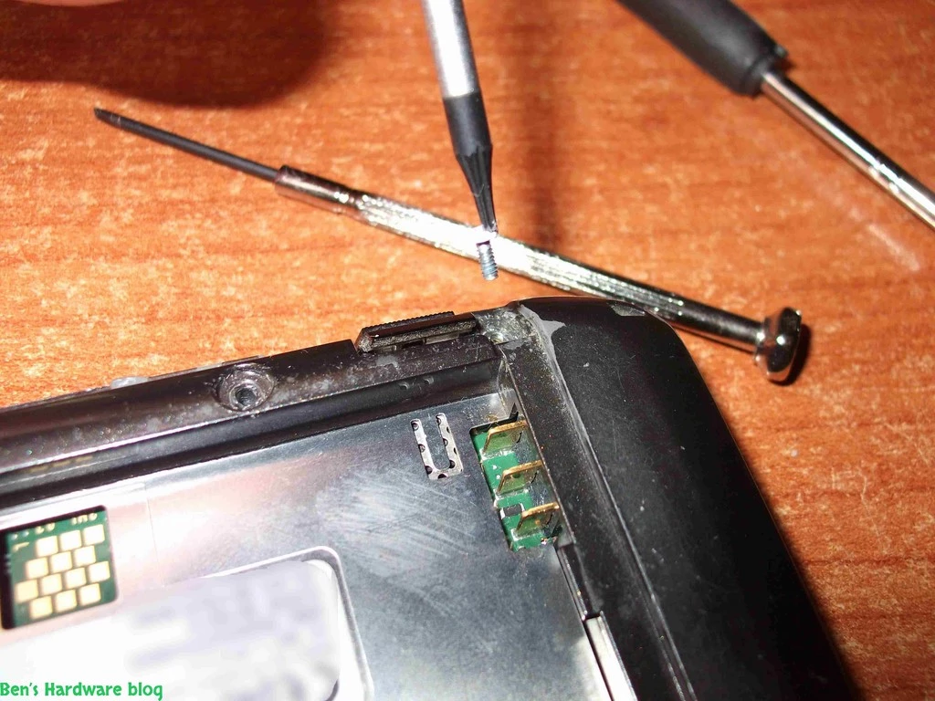 Replacing_a_Nokia_E66s_case18.webp