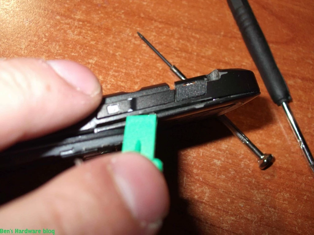 Replacing_a_Nokia_E66s_case19.webp