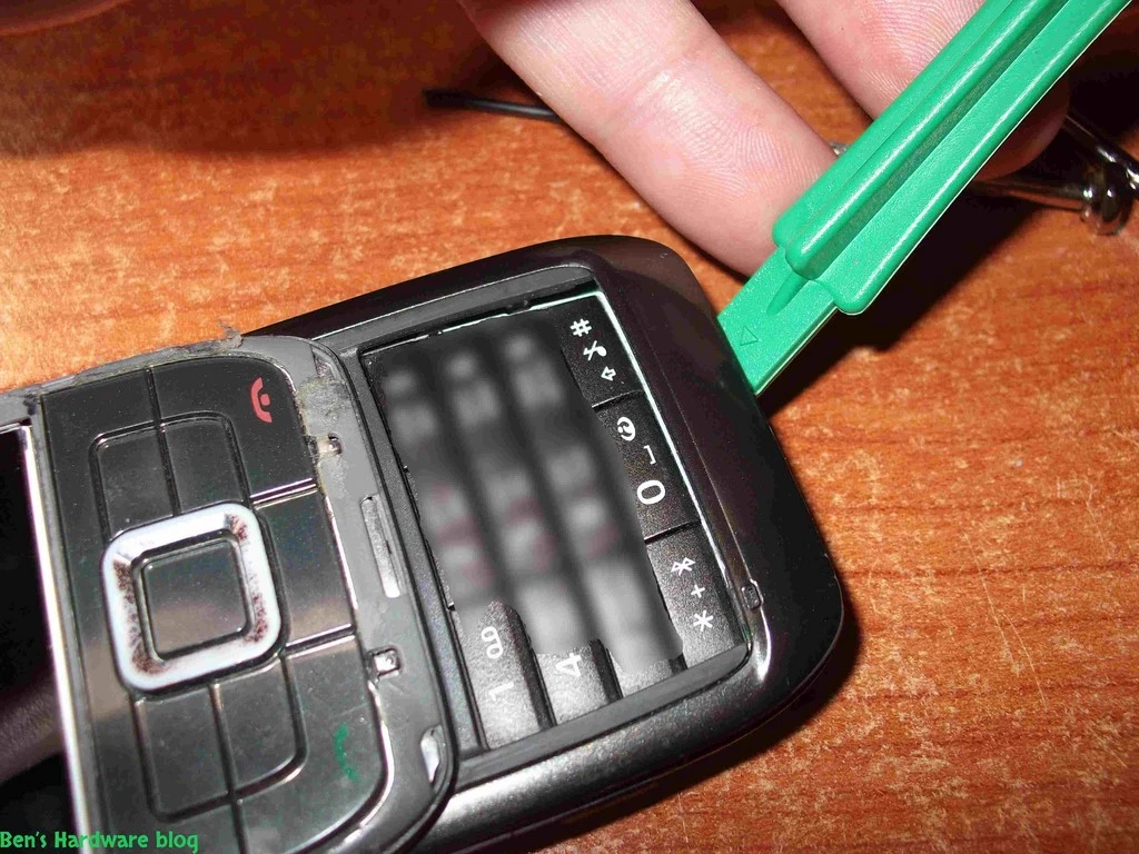 Replacing_a_Nokia_E66s_case20.webp