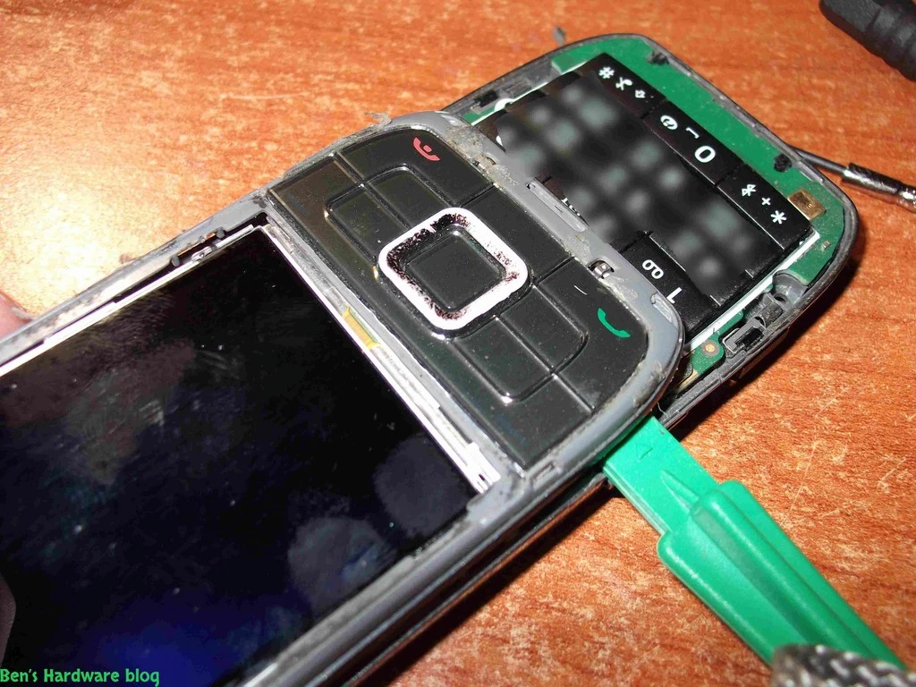Replacing_a_Nokia_E66s_case22.webp